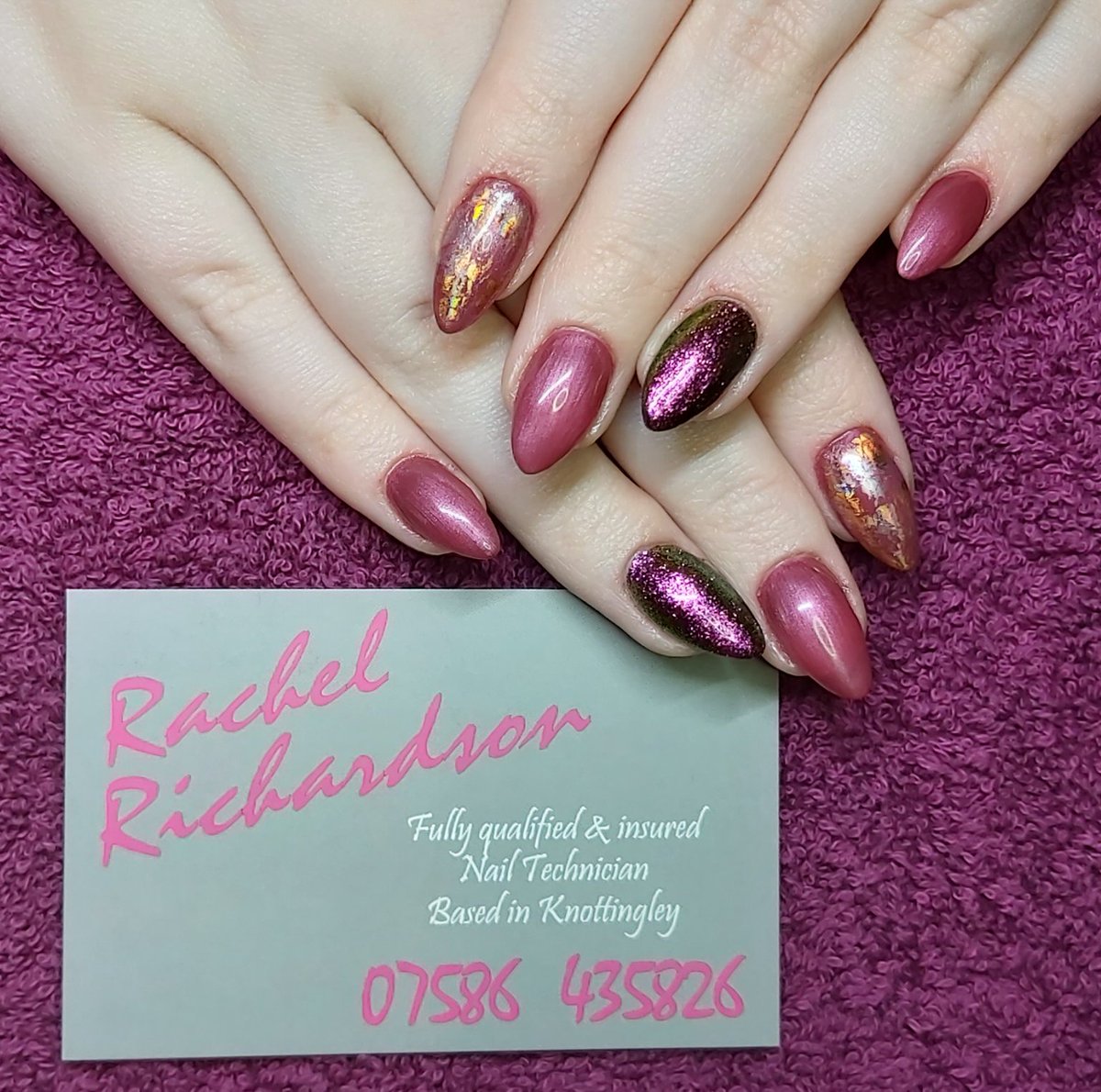 Acrylic extensions with Bio Sculpture's Mercury & Evo in Edith.
Book your nail appointment now by contacting 07586 435826!
#AcrylicNails #PinkNails #NailArt #FoilNails #AlmondNails #OvalNails #Knottingley #Castleford #Sherburn #Ferrybridge #Pontefract #Leeds #York #Snaith #Goole