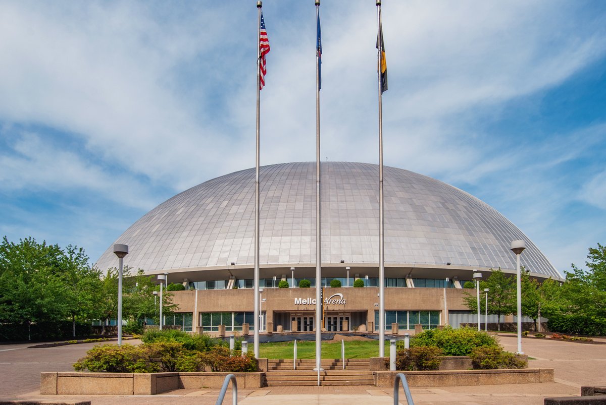 DaveDiCello's tweet photo. It's been fun looking through old pictures of the Civic Arena (and #Pittsburgh too), and I'll most likely have more to share as I dig deeper into my archives. These are a few that stand out though. The one from the upper level is from 2010, from the last time I was in the Igloo. https://t.co/bSa78t62sO