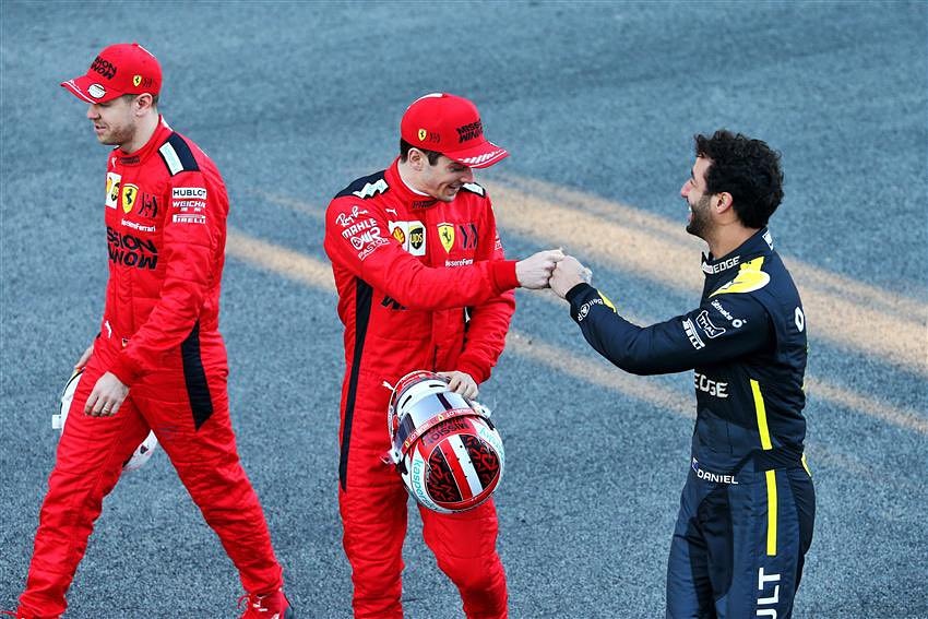 FerrariGang_'s tweet photo. Seb avec Charles et Daniel 🖖

#Formula1 #Formule1 #F1 #F12020 #CL16 #Charles16 #Leclerc16 #Seb5 #Vettel #Ferrari #essereFerrari #Leclerc #F1Testing #Ricciardo #RenaultF1 https://t.co/sCEwtWTmHT