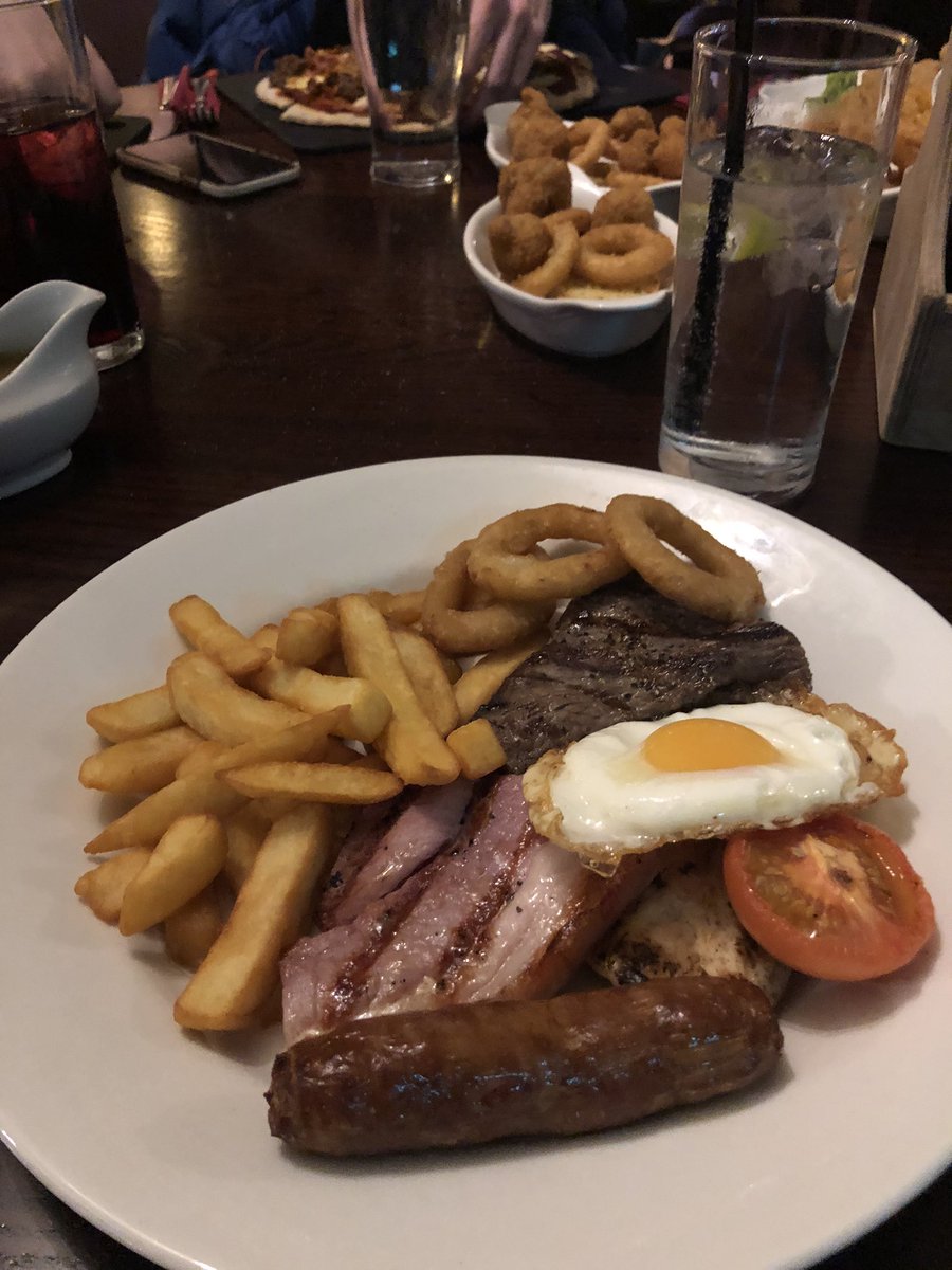 MariaMazraz's tweet photo. At least itβs high protein and Iβm only drinking water @Chrishib6 #PubTea πππ https://t.co/43Fe7UNpQs