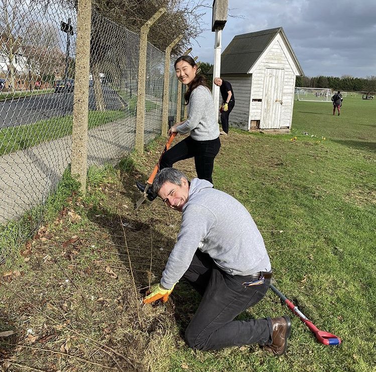 enviromentalsoc's tweet photo. @peter_bonfield @UniWestminster @ChiswickSports @WestminsterSU @UWSUDragons Big thank you to @peter_bonfield again for coming all the way to support this event today! What a wonderful success planting trees and hedgerows in our own @UniWestminster @ChiswickSports !🌳🌳#WeAreWestminster https://t.co/7DTINvmrla
