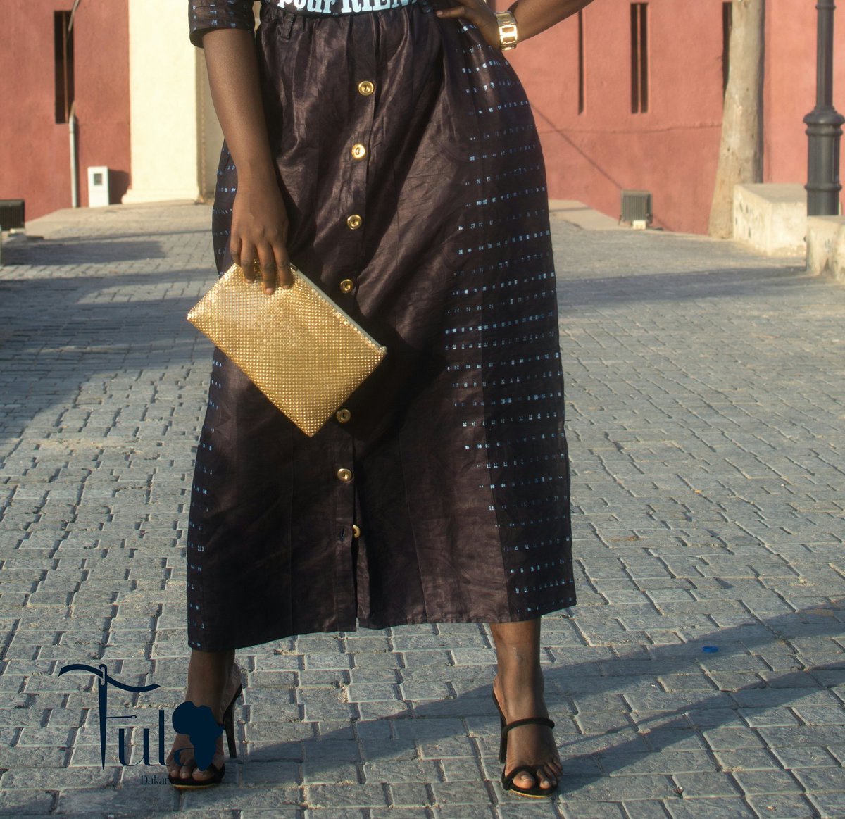 fuladakar's tweet photo. Piece: Buttoned Skirt ou jupe boutonnée à bretelles
Credit photo: @seriously_blvck 
Make up: @FirdaBako 
#team221 #kebetu #gorée https://t.co/COB2yK1vp4