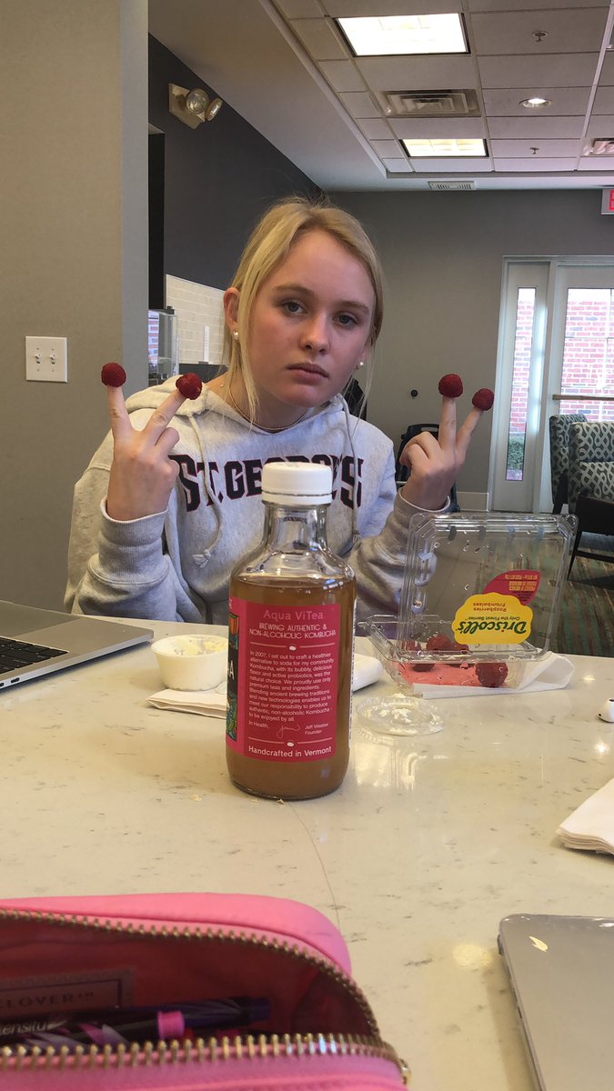 oliviaquinn29's tweet photo. snack time!!!! #Bagel #Kombucha #Raspberries @OfficialLouisaR https://t.co/EjZOgXw0ko