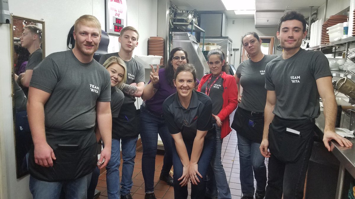 Cmcdaniel99's tweet photo. Team Hendersonville ready for #NationalMargaritaDay repping our #teamrita shirts! Ready to show some #chilislove to our amazing guests and fellow rita lovers! @neufeldjosh1 @CDu_Chilis https://t.co/bRZ02OsRbc