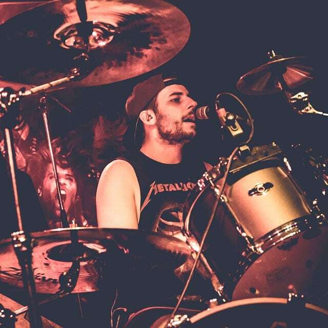 Our amazing human beatbox is getting one year older TODAY 🔥🔥🔥
Join us in wishing @paddlo_escobar a freakin' happy birthday 🎼🎶🥁
.
📸 By @musikiathek
.
#paddl #drummer #drumboy #drummerboi #live #gig #show #happybirthday #singing #backingvocals #sat… ift.tt/37RQOVe
