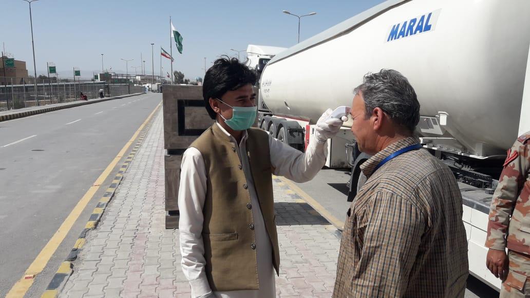 #Pakistani authorities have started screening the people coming from #Iran at #Taftanborder. Emergency imposed on #PakIranBorder after #coronsvirus cases reported in #Iran.
#CoronaVirusIran #Coronaviruspakistan