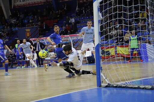 playascastellon's tweet photo. 32' | 1-1 | Gran intervención de @Falcon25Gato ahora para salvar a @BisontesFS 

#LNFS #VamosBisontes #TalaveraBisontes https://t.co/Ex2ZD2dcLr