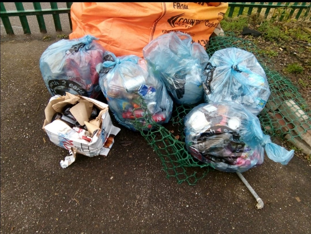 TogherT's tweet photo. Fantastic turnout today from the many volunteers that braved the elements to do a cleanup from recent Storms #ciarastorm and #dennisstorm 

Thanks to @ryanssupervalu for their sponsorship throughout the year and also for them volunteering team member Adam for a few hours today https://t.co/K0JuqEdoFP