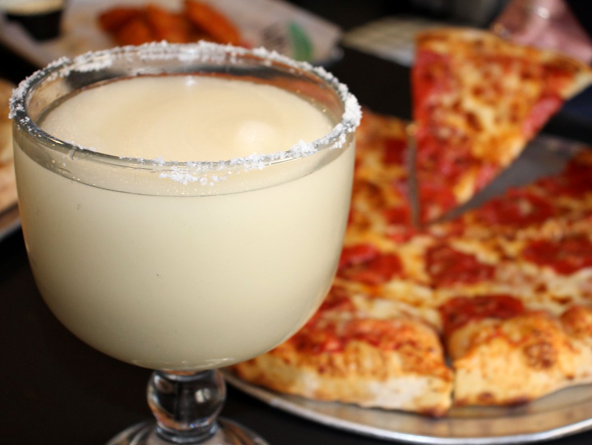Pizzaritas's tweet photo. It doesn't get much better than this! 😍🍹#NationalMargaritaDay https://t.co/ULFkEoFBQ7
