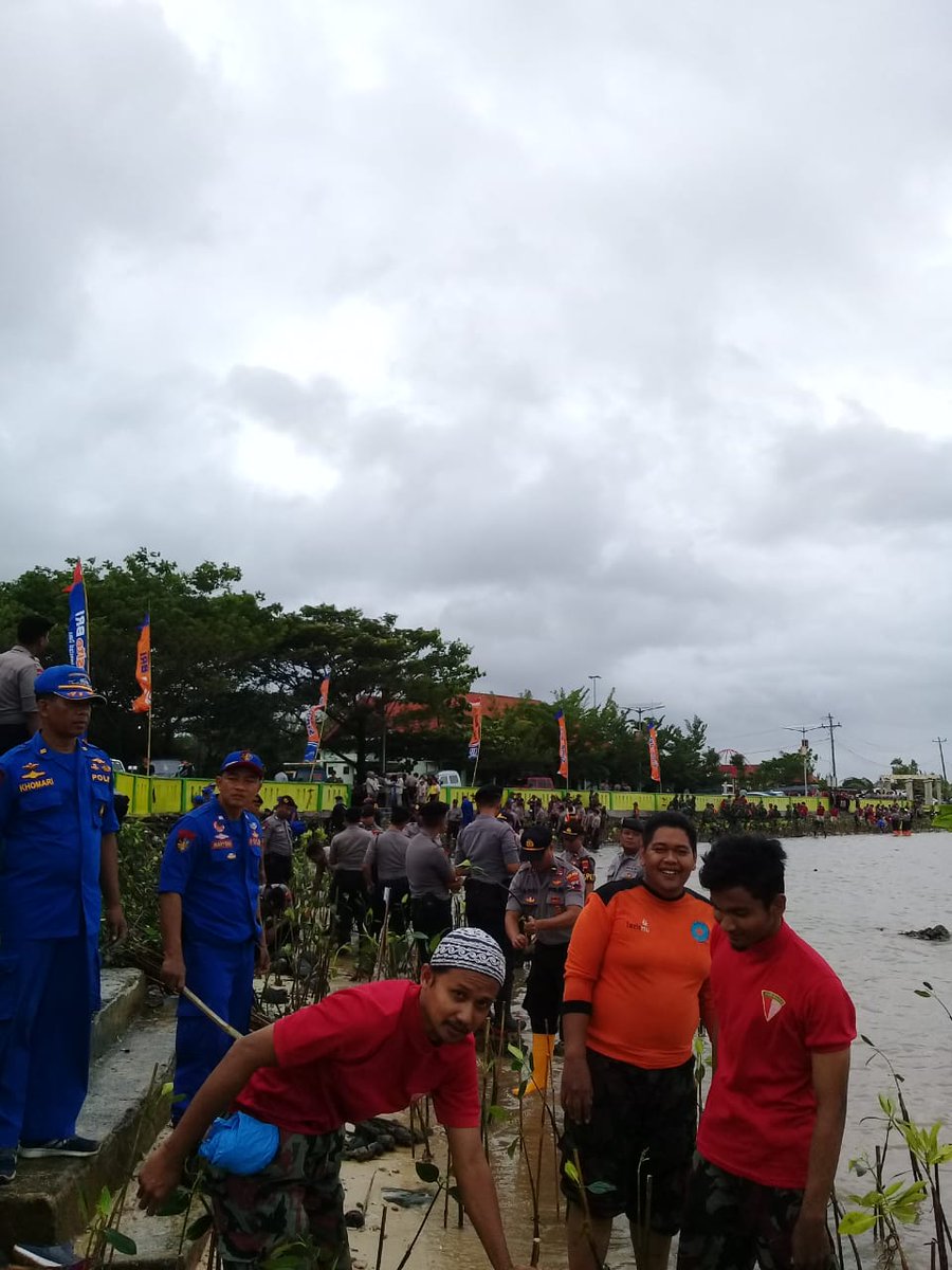 Wapalhi's tweet photo. Partisipasi dalam aksi peduli lingkungan  penanaman satu juta pohon bakau di Pantai Utara Jawa oleh Polda Jawa Tengah dengan tema "Polri Peduli Penghijauan dan Penguatan Ekonomi Masyarakat Pesisir" dalam peringatan  Hari Peduli Sampah Nasional Tahun 2020 di pantai mororejo Jepara https://t.co/FuU4eGnJZx