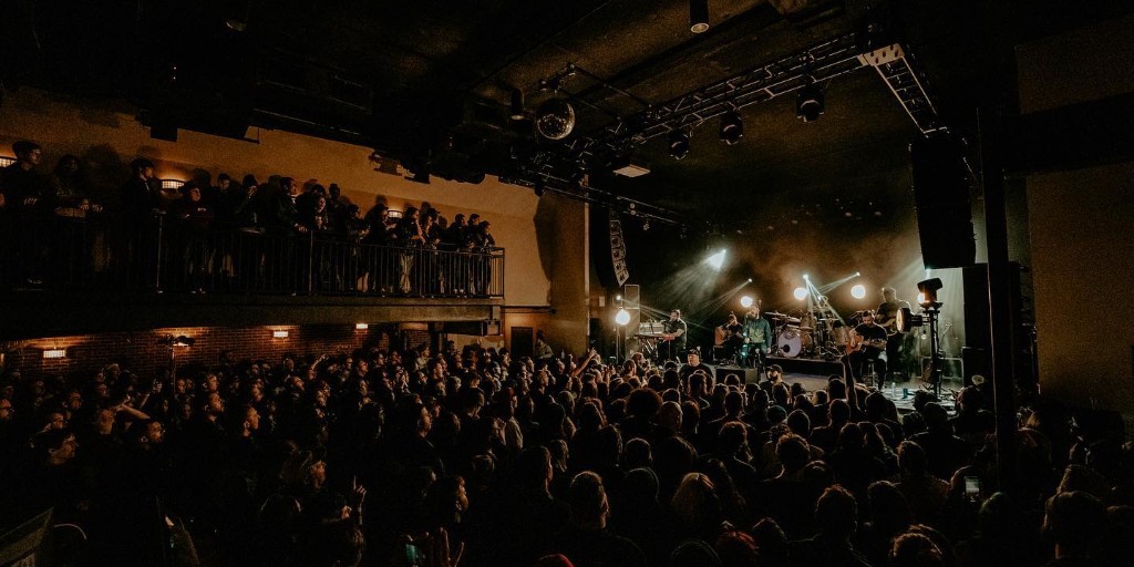 The sold out show for the Wonder Years tour kicked off at the Sinclair in Boston. They crushed it as usual. Watch the lyric video for one of the songs featured at the concert. 👉youtube.com/watch?v=Vszn8e… 👈 #burstanddecay #thewonderyearsband #thesinclairboston #phillypoppunk