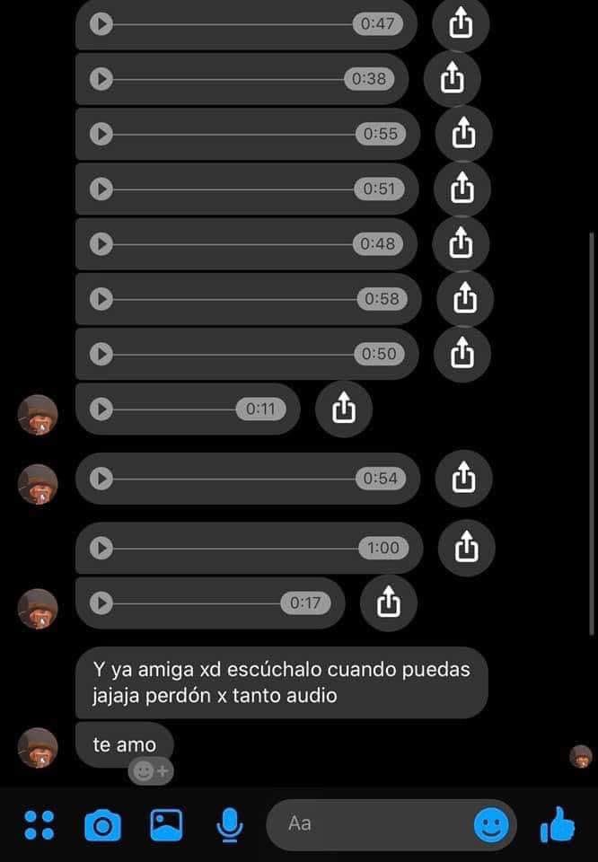 —Escríbeme, ahorita no puedo escuchar audios...
—