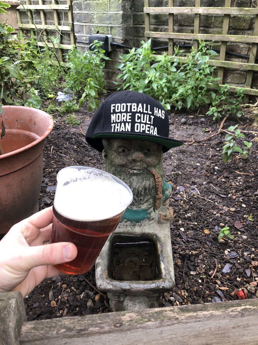 TimKlijnman's tweet photo. Football has really so much more cult than opera. For sure! Om 11 uur in The Griffin Pub. Brentford in één van de laatste wedstrijden op Griffin Park. Een bloedeloze 0-0 van AFC Wimbledon voor 4.596 toeschouwers in League One. Schoolreisje voor volwassen voetballiefhebbers! https://t.co/vDCwKdwAF7