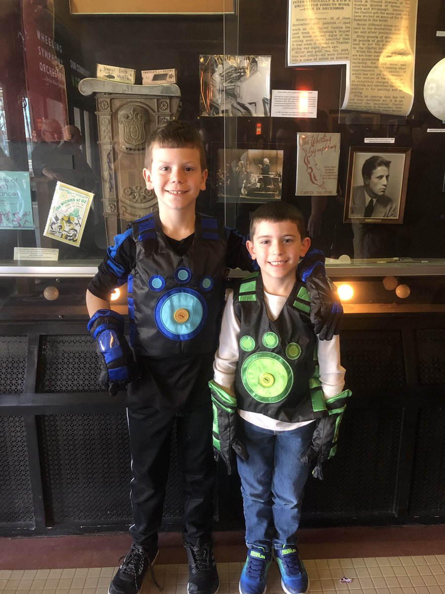 TheMattyZ's tweet photo. Everyone is having a blast at the @TheKrattBros #WildKratts show. Everyone is yelling at the stage to help out with the show. Had to rock the power vests to get in on the creature power action https://t.co/kgEg0lOad5