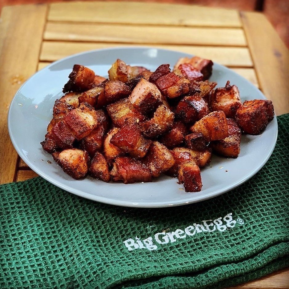 pinestreet's tweet photo. Let’s celebrate this beautiful #Atlanta weather w/ crowd favorite ~ BBQ Bacon Ends!
We take chunks of our Heritage Bacon & toss w/ Sweet Cheeks BBQ Rub (collab w/ @beautifulbriny ). Then slowly roast in a @LodgeCastIron on our @BigGreenEgg
#freesamples #bgechef #baconends https://t.co/KdmPr4BlFQ