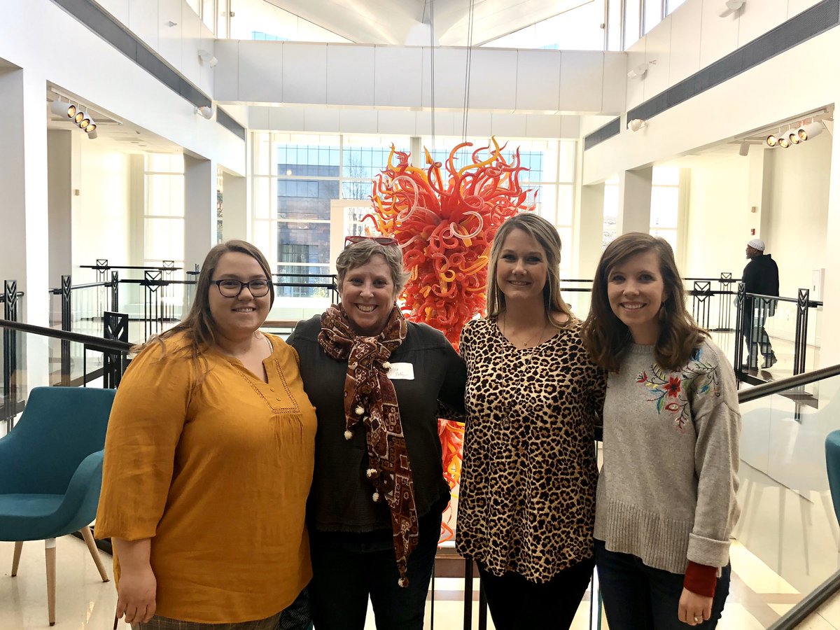 WhitneyUmbarger's tweet photo. Fun day of learning how we can grow our readers, writers, and artists. @gilbert_primary #lex1learns #Artintegration https://t.co/jDtBN6OfVa