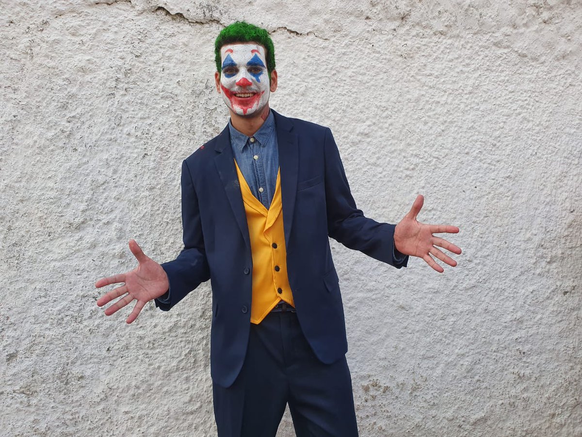 DiarioPE's tweet photo. Joaquin Phoenix, por que choras? Lucas Oliveira veio representar o Coringa nas ladeiras de Olinda. "Eu sou de Recife e o Coringa não podia faltar nas ladeiras. Depois do Oscar ele tinha que brilhar no carnaval da gente".

#Carnaval2020 #Olinda #Coriga https://t.co/tervR5VIaC