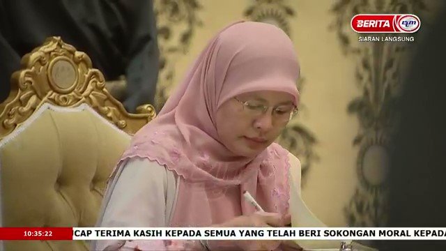 Untuk yang tertanya2 siapakah wanita ini yang tandatangan suratcara pelantikan #PM8 pagi tadi.

Inilah dia Yang Amat Arif Tan Sri Tengku Maimun binti Tuan Mat, Ketua Hakim Negara