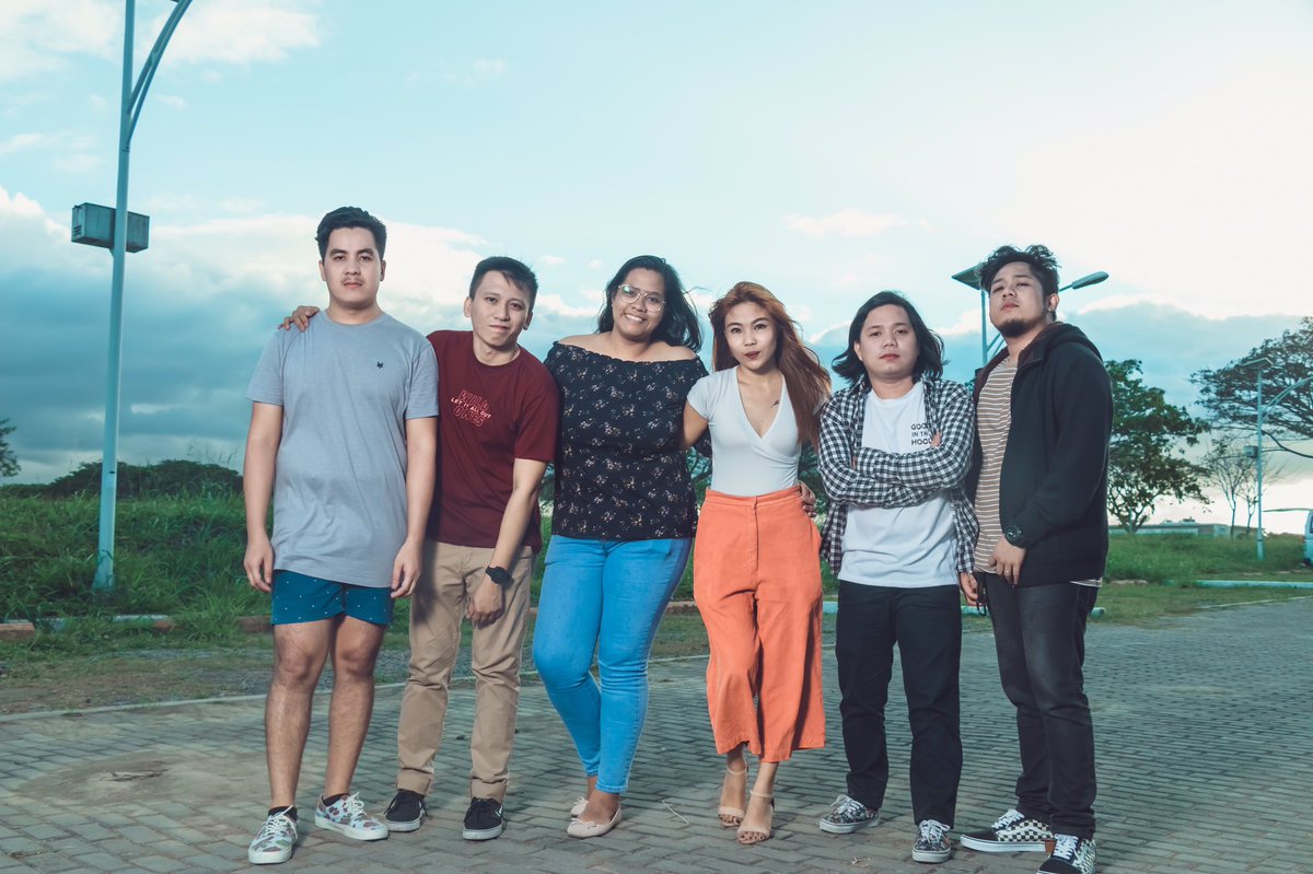 nung feb 23, pinapogi kami ng managers namin sa harap ng camera. eto kami kasama sila.