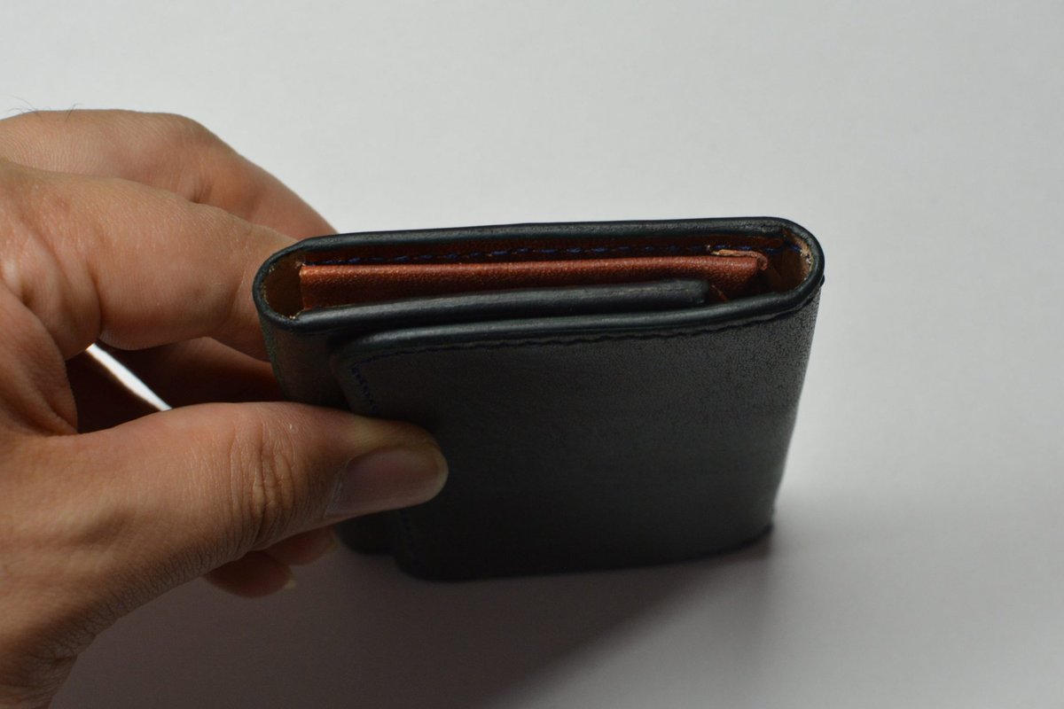 kochan_leather's tweet photo. 風琴マチのカードケースが完成しました。
カードがマチに引っ掛からず出し入れしやすいです。
薄いわりに結構な容量があります。
タンローを自分で染色してみました。
まずまずの出来かなと思います。
#レザークラフト #leather_craft #leathercraft
#カードケース #card_case #cardcase
#風琴マチ https://t.co/jnxl5sMJhJ
