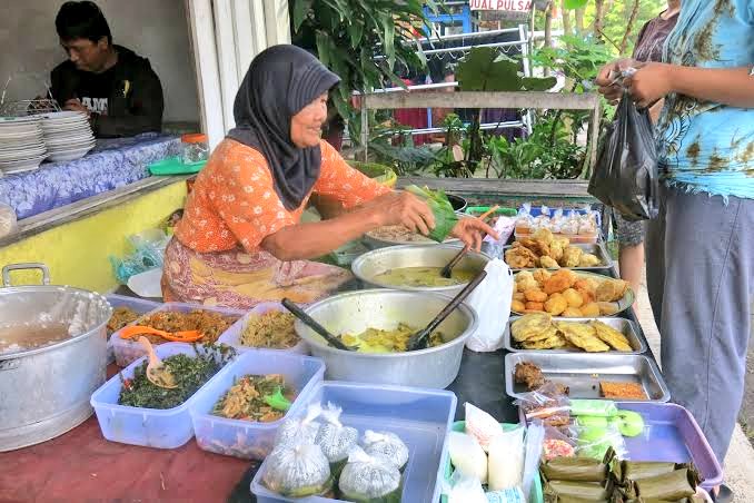 KEBUMENinLOVE's tweet photo. Kuliner Khas Kebumen
Sega Pènggel ( pake è buka e )
Ke Kebumen bila belum makan ini belum bisa dikatakan sah @arieparikesit
#kebumen #kencot #madang
https://t.co/F1qQHSI93I https://t.co/F1qQHSI93I https://t.co/F1qQHSI93I