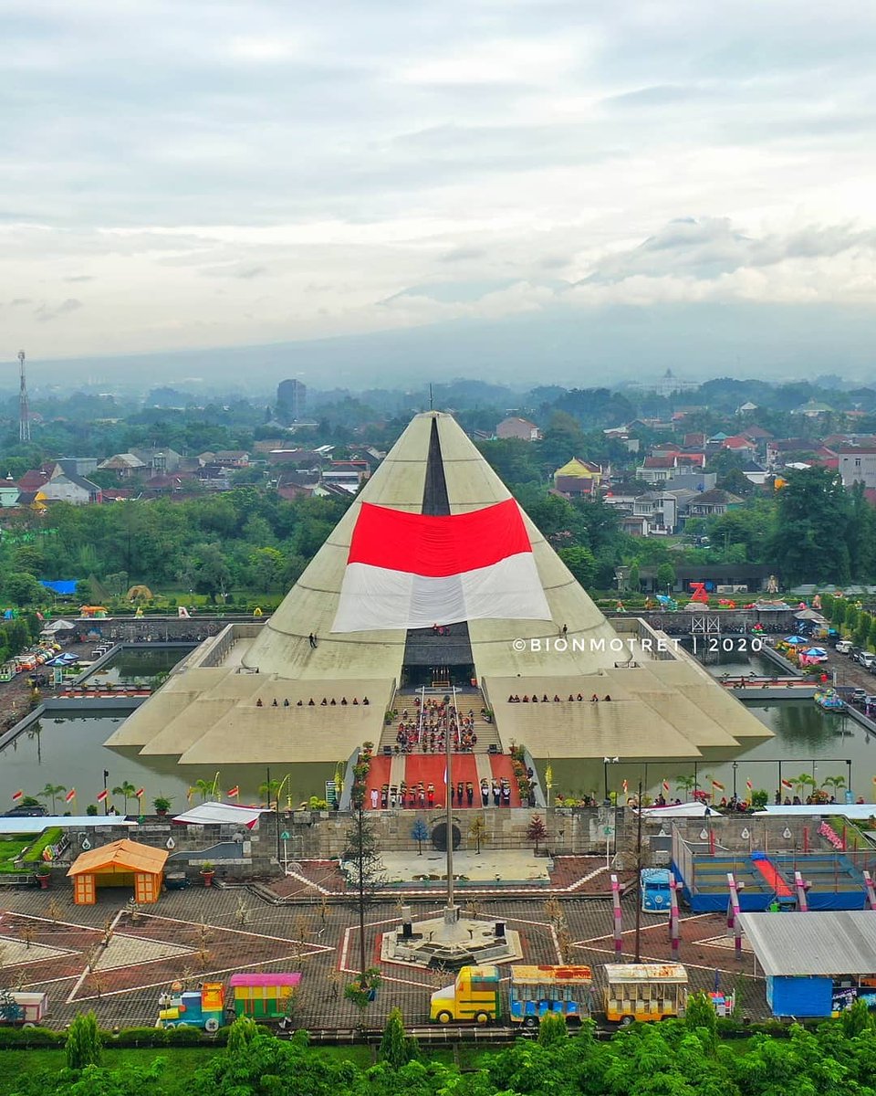 berandasleman_'s tweet photo. Upacara pengibaran bendera raksasa Merah Putih di Monumen Jogja Kembali #monjali untuk memperingati serangan umum 1 Maret.
•
📲 : @bionmotret
•
🌴 : Monumen Jogja Kembali
• https://t.co/w4kiT3gvPl