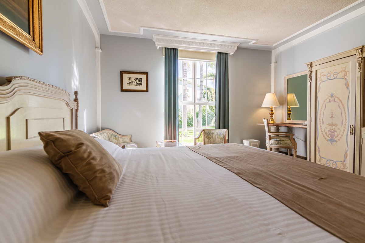 TesorosDMexico's tweet photo. La Feria Nacional de San Marcos está cerca, y con ella tu estancia en uno de los hoteles más emblemáticos de Aguascalientes. ✨
Gran Hotel Alameda, el hotel donde se visten los toreros. 🐂💃
#tesorosdemexico #GranHotelAlameda #viveaguascalientes https://t.co/45LCbZwRPc