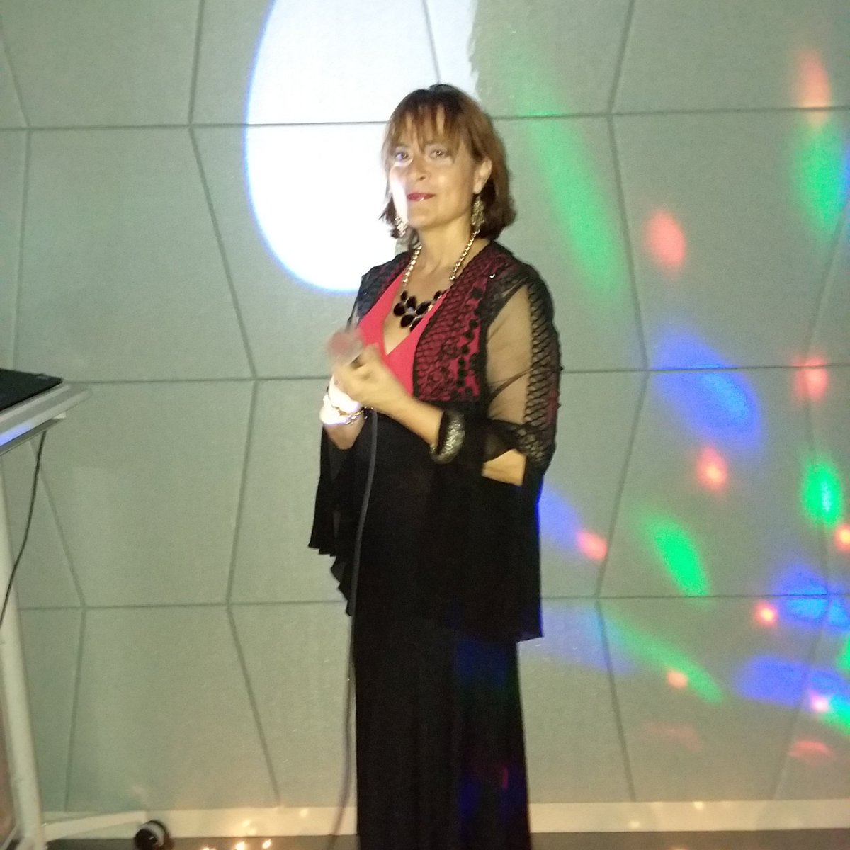 HuestonAmy's tweet photo. Singing. Again. The characters of the cozy mystery book I'm writing are talking to me even while I sing.
.
.
#singingauthor
. https://t.co/atPUhG7z46
