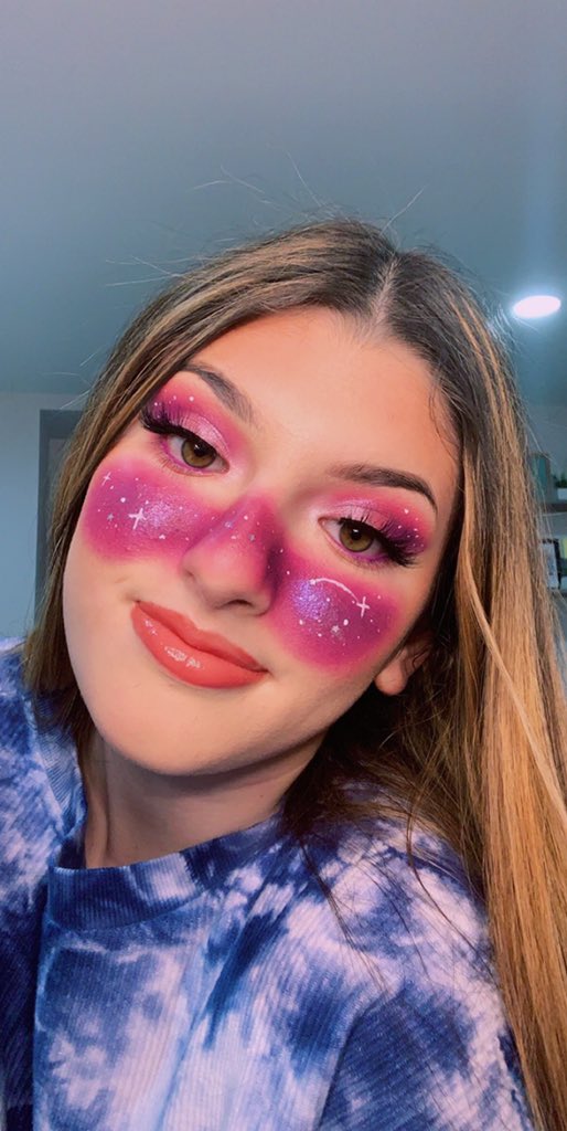rachmossy's tweet photo. ooo look it’s a galaxy on my face💫 https://t.co/zkzDpIytdv