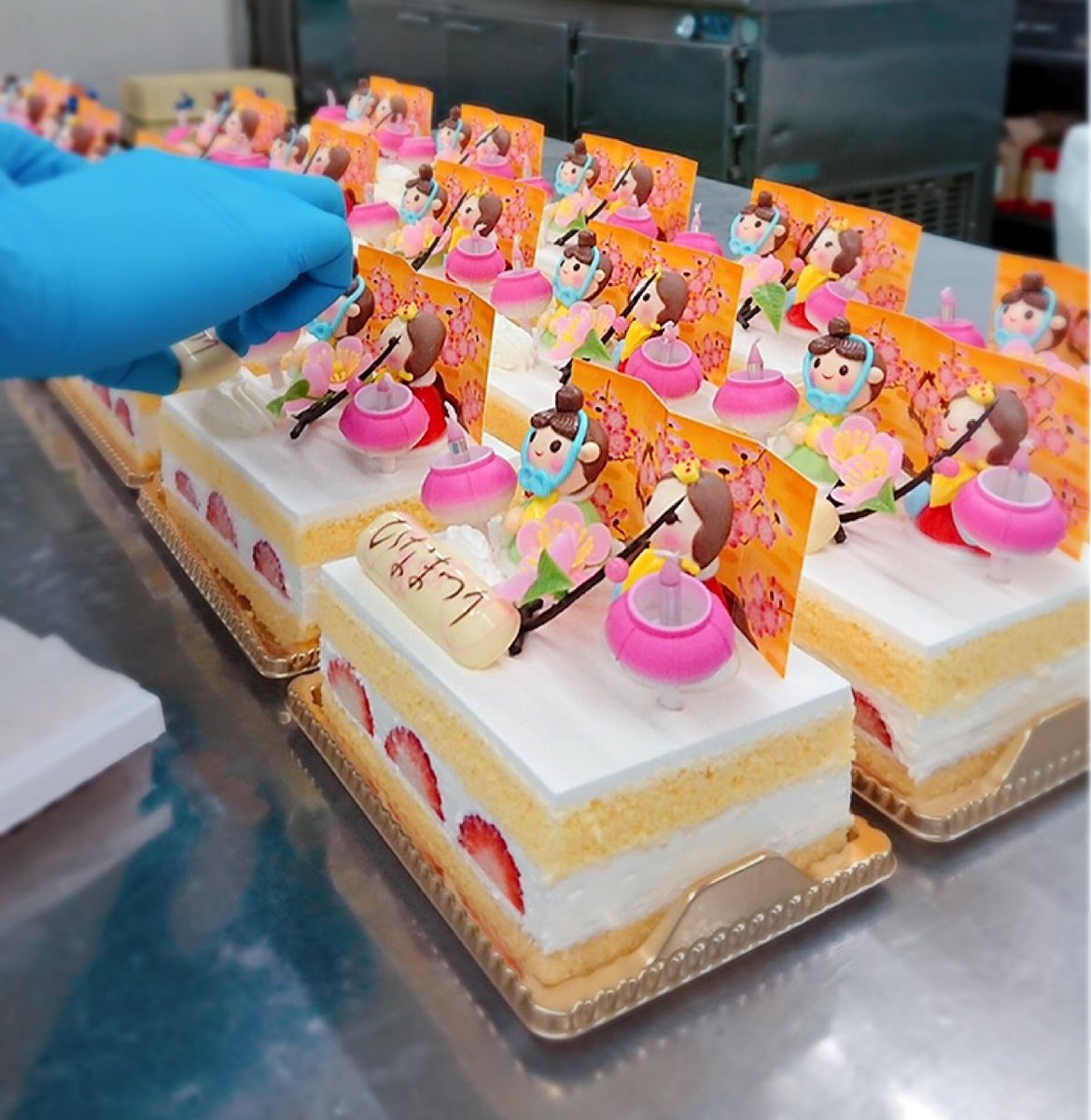 かにや 公式 Twitterren 製造の様子 洋菓子部 今朝の洋菓子部はたくさんの四角いケーキに包まれています 一体何のケーキでしょう 正解は 雛ケーキ 2 0円 税込 本日から3 3 火 までの3日間数量限定販売です 今年のひな祭りは可愛い癒しのケーキで