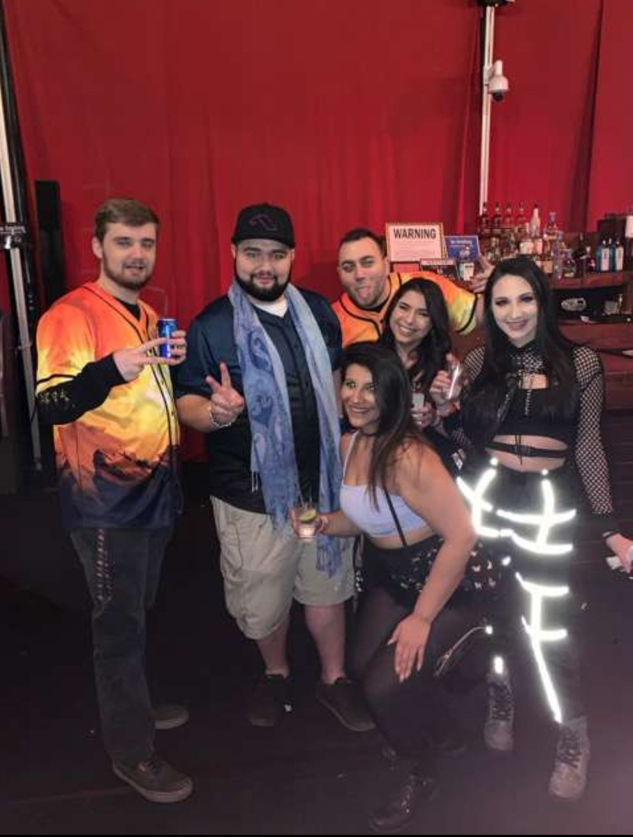 JMUOASL's tweet image. Jason Ross with the fam 💁‍♀️🤙 Also btw me and @kylefidler8 did not plan that outfit/jersey match lmaooo