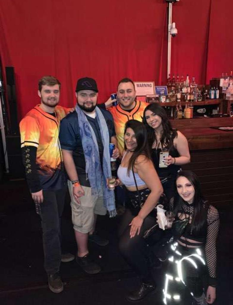 JMUOASL's tweet image. Jason Ross with the fam 💁‍♀️🤙 Also btw me and @kylefidler8 did not plan that outfit/jersey match lmaooo