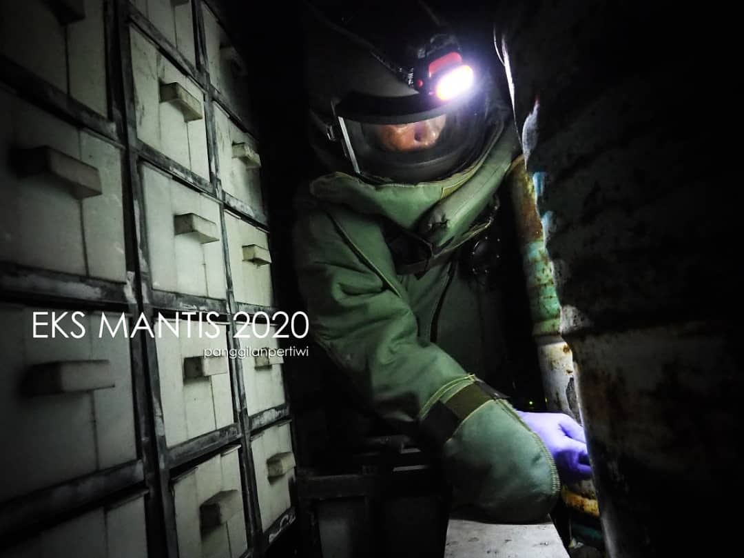 "Im either right or suddenly it's not my problem anymore"

Explosive ordnance disposal (EOD) Specialists Quote. 

Malaysian Army RAJD EOD Personal.

#malaysianarmy #eod #eksmantis2020 #canada #canadaarmy #militaryphoto #militaryphotography #military    #Div3 #3Div #malaysia