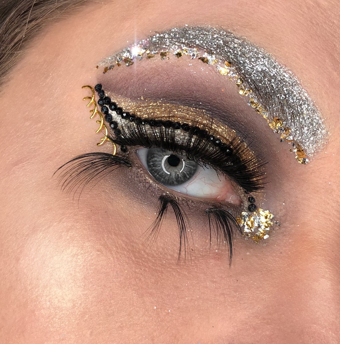 learnwithlib's tweet photo. Metallic Mania 💛🖤
•recreation series 2
I had SO much fun recreating this look! 😍
#metallicmakeup #glitterbrows #goldfoil #silverandgold #sofuckinggold https://t.co/17zyS6ZWbY