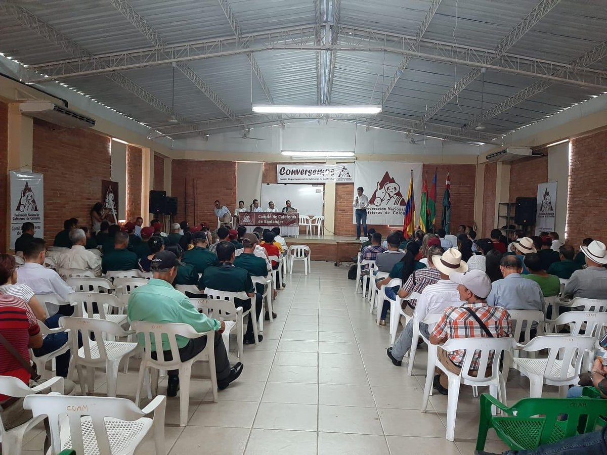 FedeCafeteros's tweet photo. En el espacio “Conversemos con el Gerente” en Socorro #Santander @robertovelezv presentó como ejemplo y motivación, dos acciones que adelanta la Cooperativa de Santander: Agricultura por Contrato, programa del @MinAgricultura y la valorización de las pasillas @FNC_Santander https://t.co/W1IqRapM14