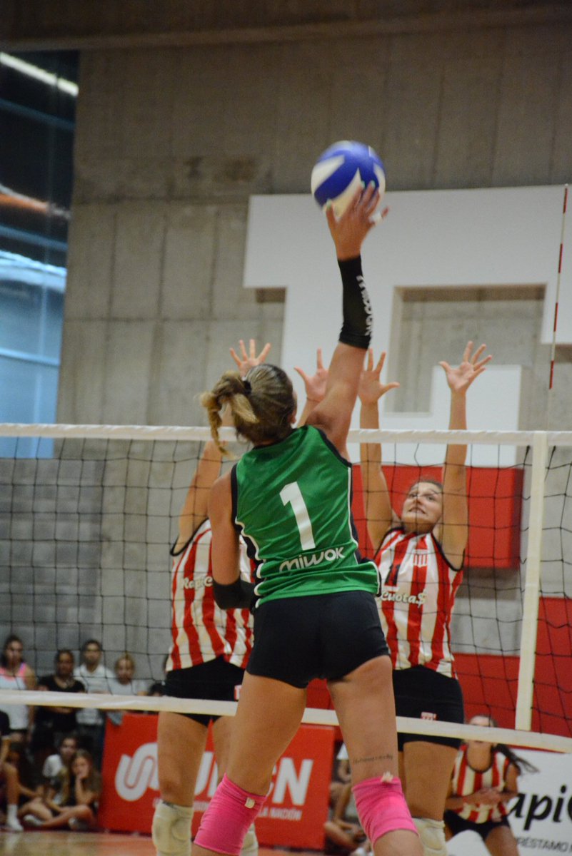 ClubBPLP's tweet photo. #Voley #LAF2020 🏐| JUEGAN LAS GUAPAS
📅 ¡Final del primer set!
⚪⚫ Banco Provincia 26 (1)
🔴⚪ Estudiantes 24 (0)
@BPvoley
@EdeLPVoley
@Voley_FeVA
💻 Seguilo por cuenta de : Estudiantes Play
#101Años #VeniAlClub #LaPlata #BancoProvincia #DaleBanco https://t.co/AwuHynjyTn