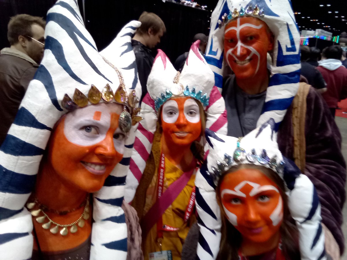 artlitwildcat's tweet photo. Uuum... We a little bit famous. #C2E2 #allthephotoreqs #togrutafam #togruta #shaakti #ahsoka #ahsokatano #roshti #starwars #clonewars #cosplay #shippingshaakti #shaaktixroshti https://t.co/f2kgEGhgD8
