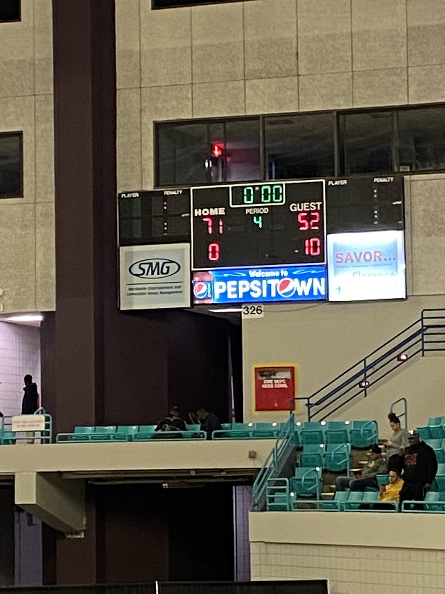 LDeSplinter's tweet photo. Foxes going to state! #dfpride #pridein5 ππ¦π https://t.co/u0UWYTI5tL