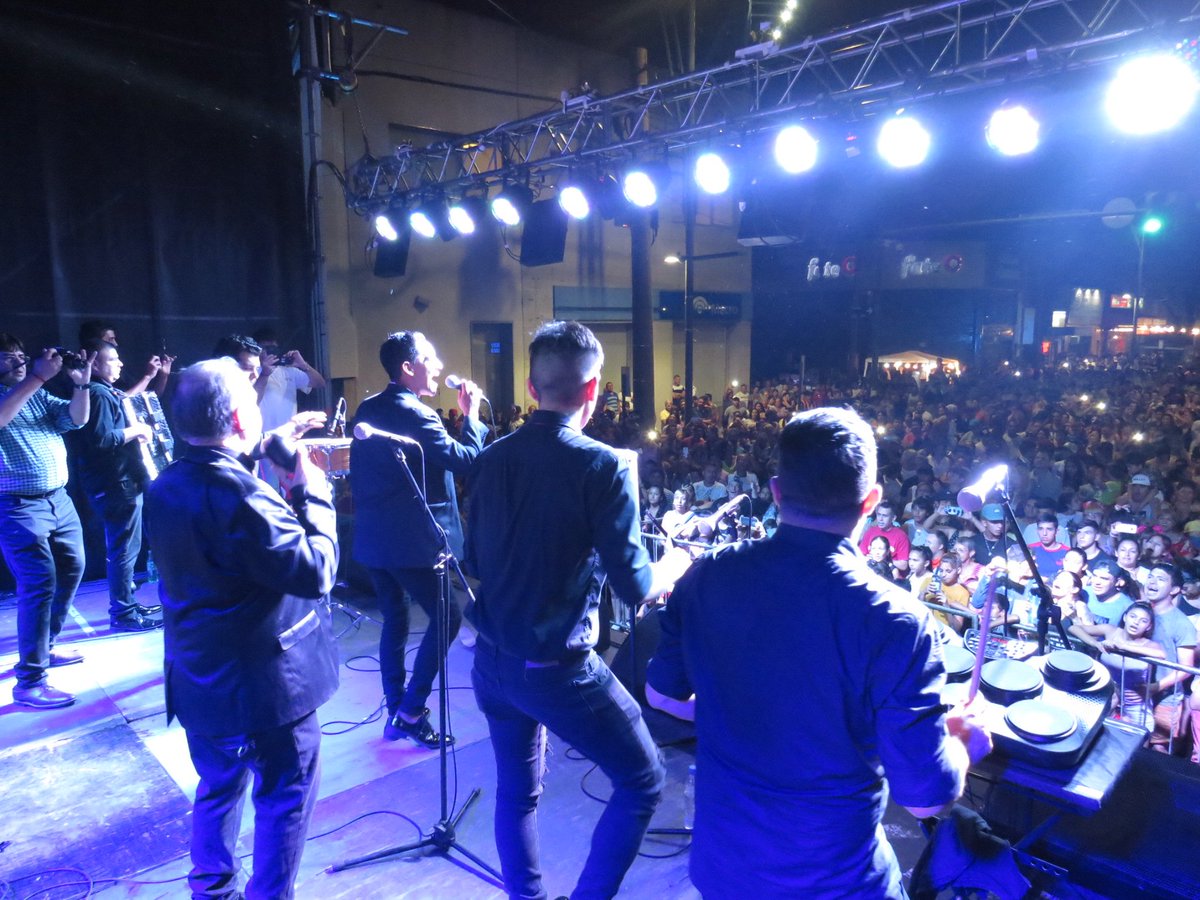 CMDSur's tweet photo. ¡El #CarnavalDelSur es una fiesta! 🎊💃 
Gran cierre con la música de @_THEPANAS y @losdebarbacena 🎶
Miles de vecinos y vecinas disfrutaron, una vez más, de esta celebración en familia 👏 https://t.co/njRDtIgdG9