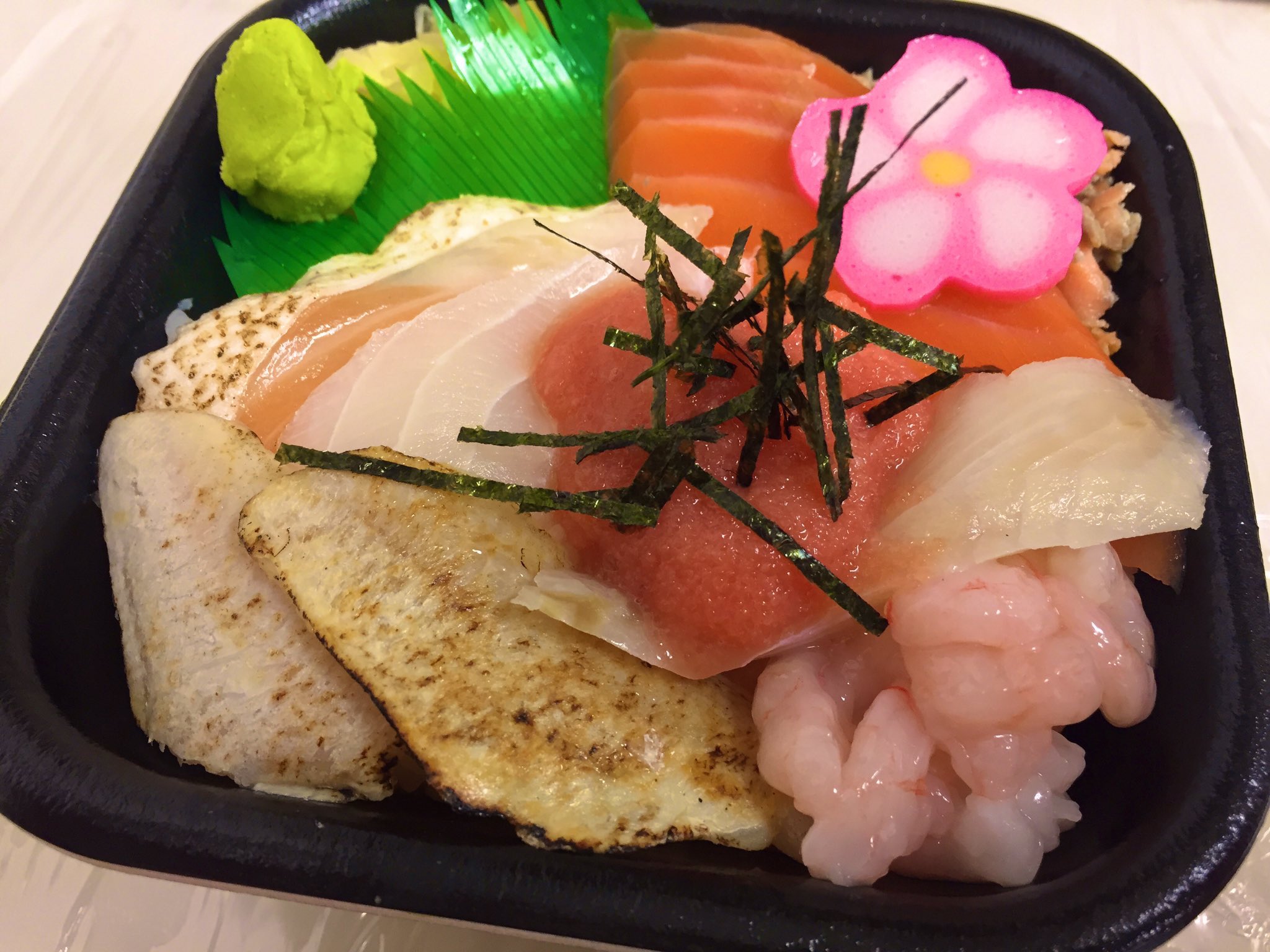 はまや丼丸西所沢 1日の日替は はまや丼 本日まで裏メニュー 盛りもり てんこ盛り丼 540円 旬の絶品炙りのどぐろが入った 8種盛 今日はまぐろのあら汁です はまや 丼丸 西所沢 にし