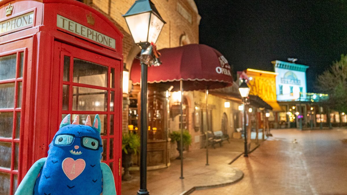 mittstagrams's tweet photo. This is @TrailDustTown in #Tucson! My humans took me here, and while they were eating, I got to explore! Check out this cool stage coach! 🐴 🏜 #Mittstagrams https://t.co/Cjb7cERQp4
