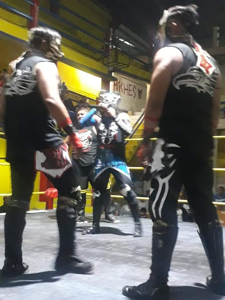 LaTijeraLucha's tweet photo. Se decreta empate por parte del referí al tener ambos gladiadores espaldas planas, durante el desenlace #Redentor sufre un serio golpe al pegar en una butaca en un lance.
Ambas tercias pide una revancha,el bando rudo #Moria #Drolux #OvettJr ante #ToritoNegro #CrissStoneJr https://t.co/OcRGpcRopK