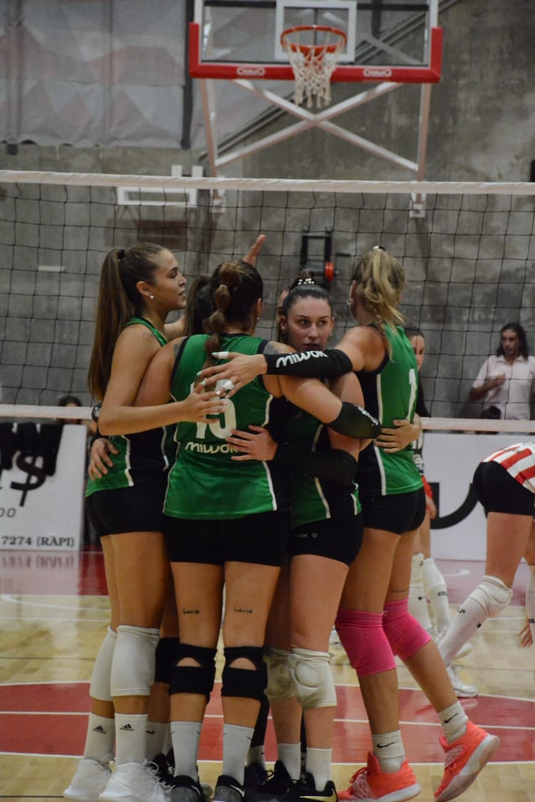 ClubBPLP's tweet photo. #Voley #LAF2020 🏐| JUEGAN LAS GUAPAS
📅 ¡Final del segundo set!
⚪⚫ Banco Provincia 23 (1)
🔴⚪ Estudiantes 25 (1)
@BPvoley
@EdeLPVoley
@Voley_FeVA
💻 Seguilo por la cuenta de: Estudiantes Play
#101Años #VeniAlClub #LaPlata #BancoProvincia #DaleBanco https://t.co/IIxKXGzr1Z