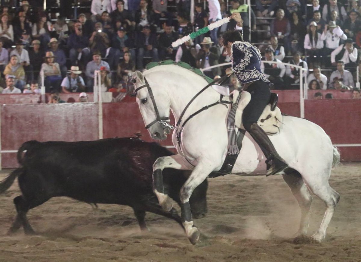 Guillermo Hermoso | 5to. Festejo Taurino Ecuestre Dos orejas al cierraplaza de Juan Huerta que recibió vuelta al ruedo, Guillermo invitó a los ganaderos a dar la vuelta con él.