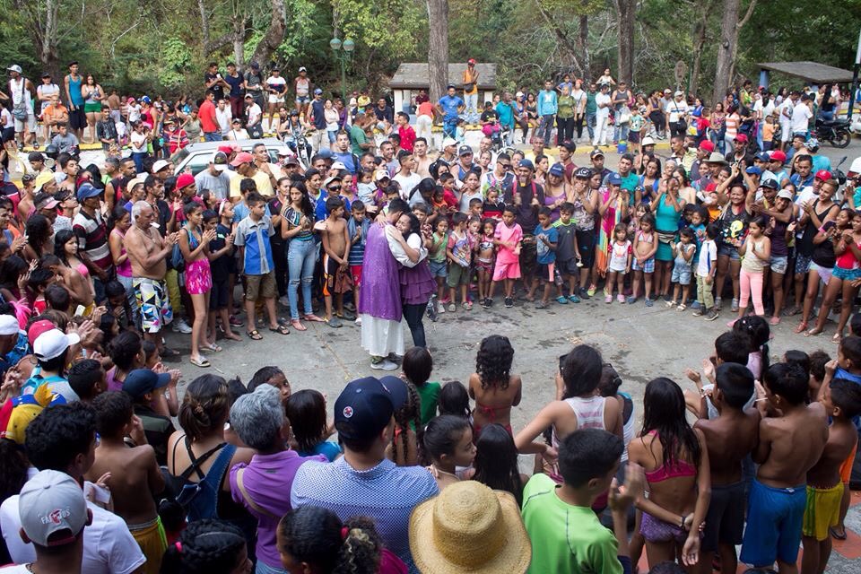 IglesiasdeDiosV's tweet photo. La Iglesia Esperanza Viva (@esperanzavivave) salió a proclamar a Jesus por las calles de San juan de los Morros, indicando que el amor de Dios transforma todo https://t.co/gxxhTj5wRu