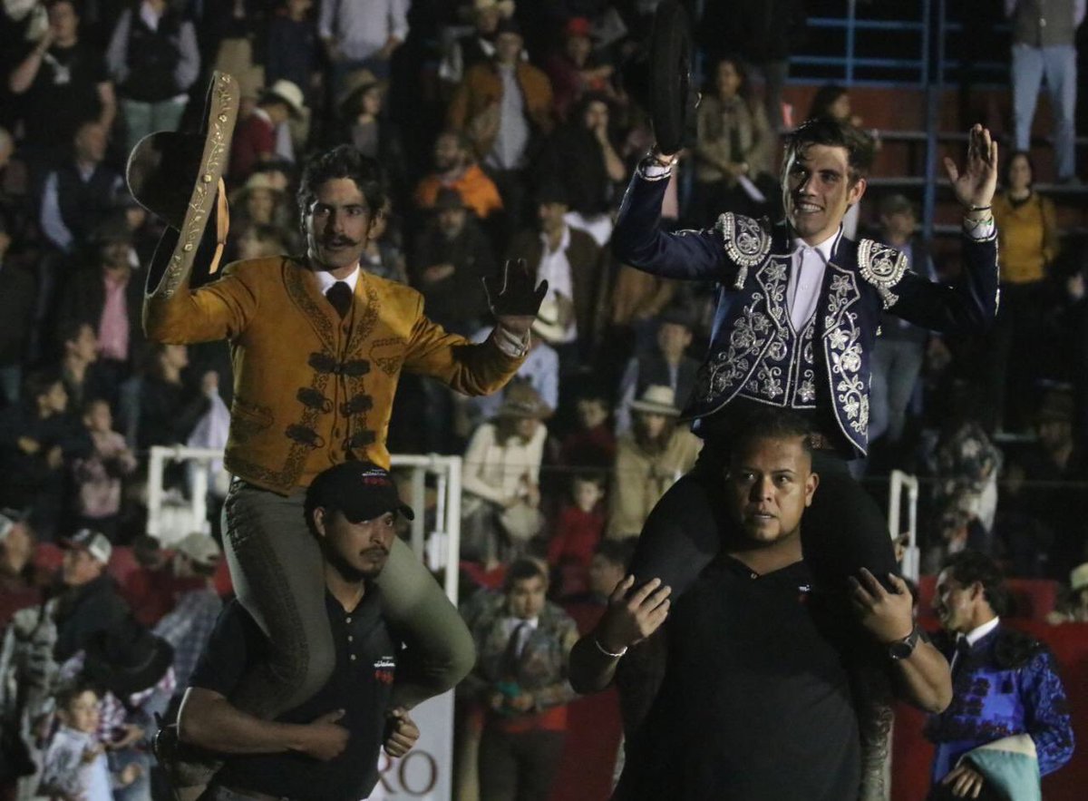 Al final Emiliano Gamero y Guillermo Hermoso salieron a hombros de la afición