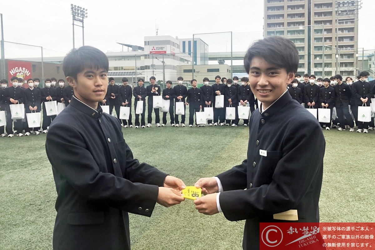 赤い彗星 東福岡高校サッカー 写真館 令和元年度東福岡高等学校サッカー部第63期卒業生記念品贈呈式 キャプテン引継式の様子 第64期サッカー部主将に上田瑞季 Uki C Fc Jfaアカデミー熊本宇城7期生 が正式に就任しました Jリーグ 鹿島