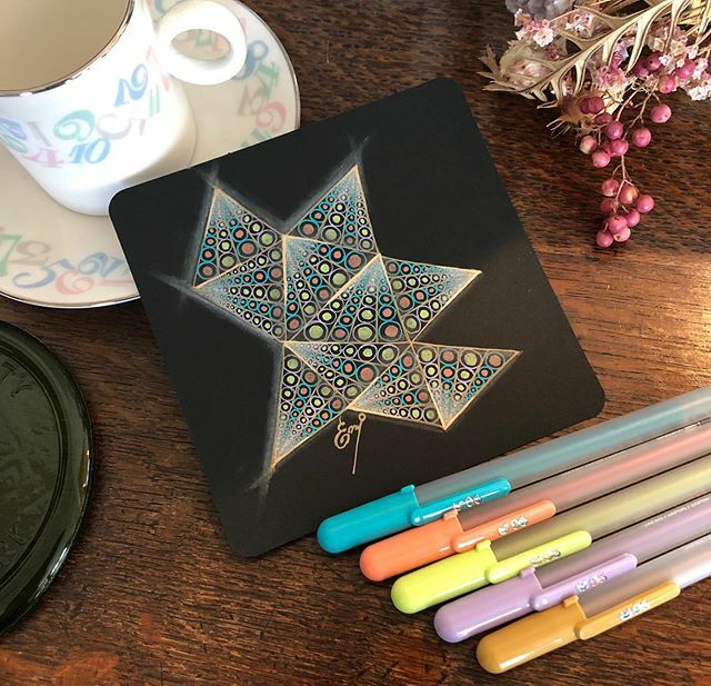Emiko_K_28's tweet photo. #zentangle #pp08 day1 #tangle #pendrawing #patternart #gellyrollmoonlight new colors #relaxing #enjoy #meditation #ゼンタングル #プロジェクトパック08 #パターンアート #ペン画 #楽しもう #リラックス #瞑想 #マインドフルネス https://t.co/hOQnnJBusF https://t.co/xAe8IwXaZG