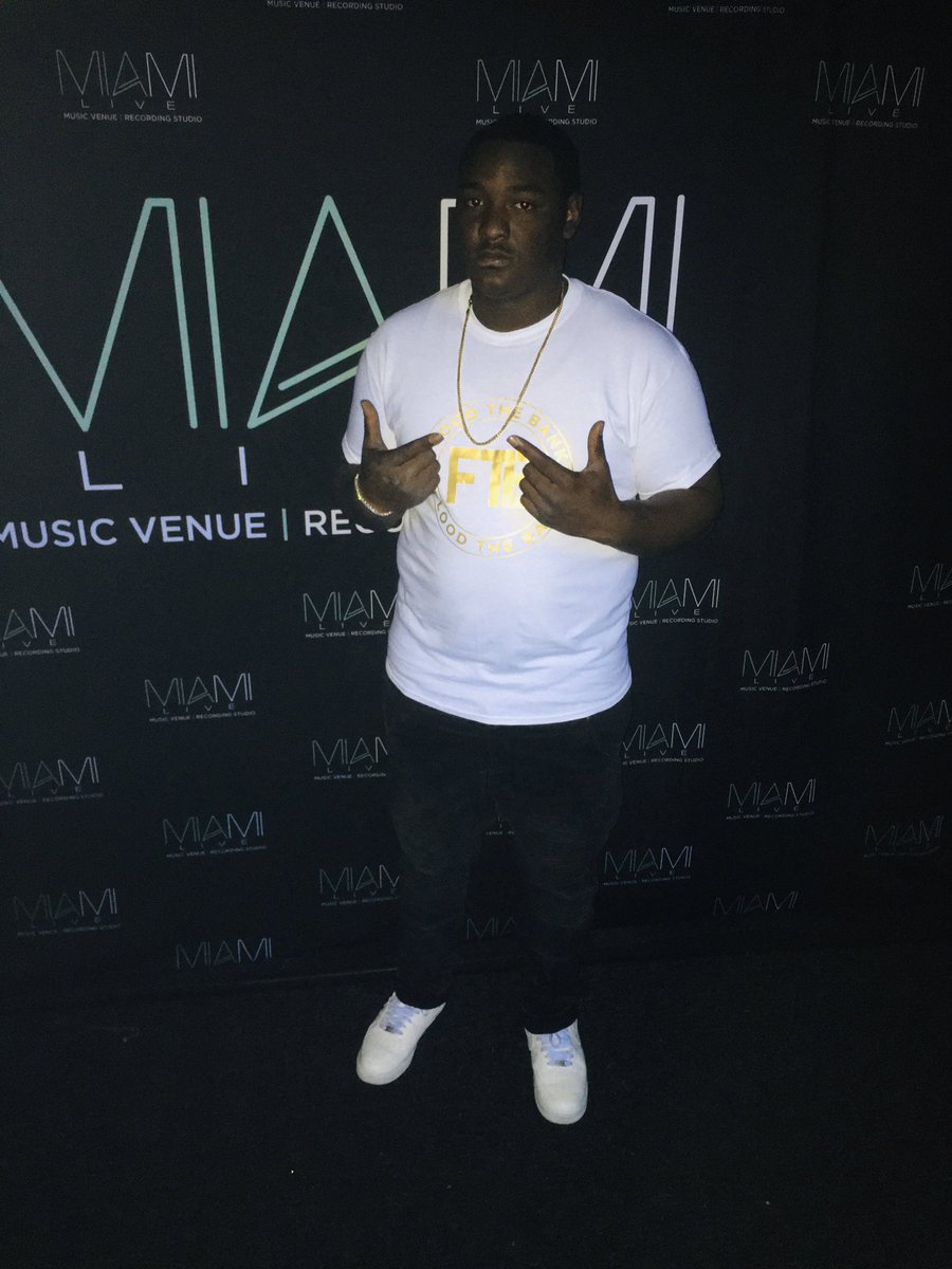 06DEUEX_Glex's tweet photo. Spitt on me bad when I was down now I'm gone ball on em and you ain't think bout getting no money to it don on you🔥💂‍♂️🔥💪
#RipFamily🙏🏾
#FirstPerformance￼ https://t.co/KLkQ40gCT6