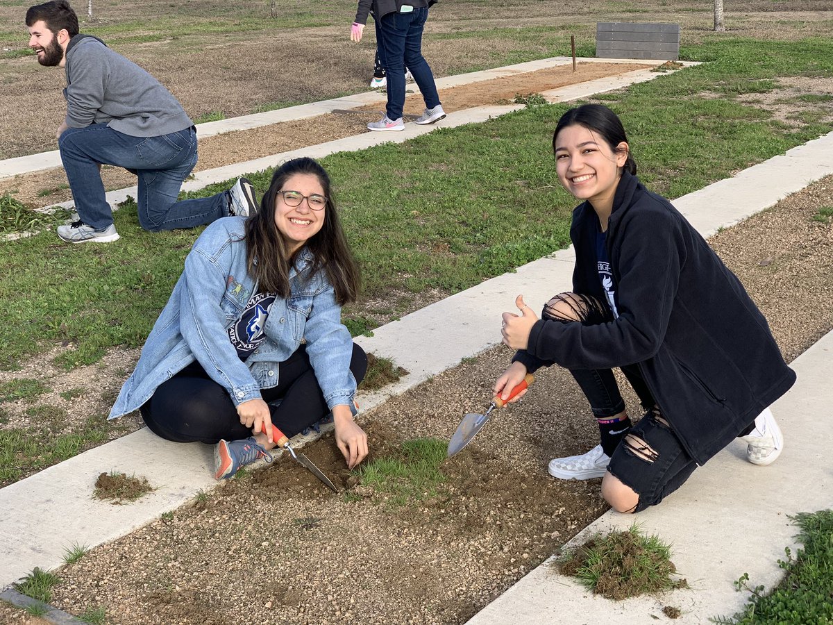 LobosNHS's tweet photo. NHS was back at Lake Kyle today! ☀️🌷 https://t.co/4Osr1t8JEX